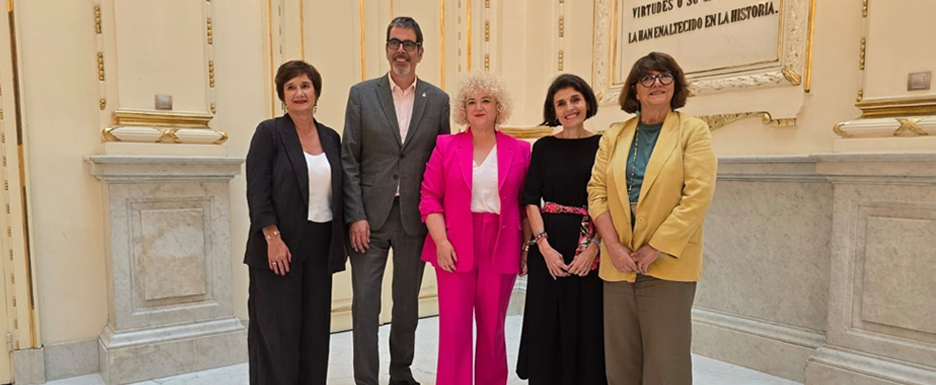 A la derecha del todo, Mayte Sancho, directora general del Imserso, junto a representantes del Gobierno Vasco, durante el anuncio.
