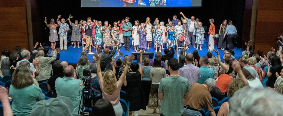 Un momento de la actividad artística comunitaria de creación colectiva con personas mayores de Donostia   San Sebastián On Do Ko, en la clausura del 3.er Congreso Mundial de Ciudades y Comunidades Amigables.