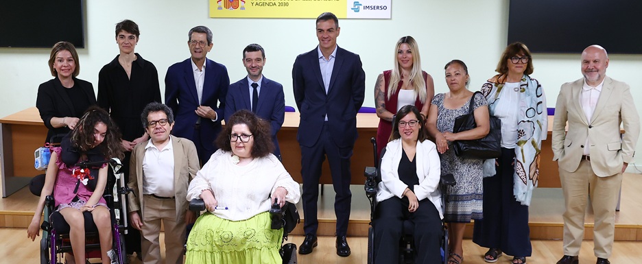 El presidente del Gobierno, Pedro Sánchez, con autoridades y personas con discapacidad y personas en situación de dependencia.