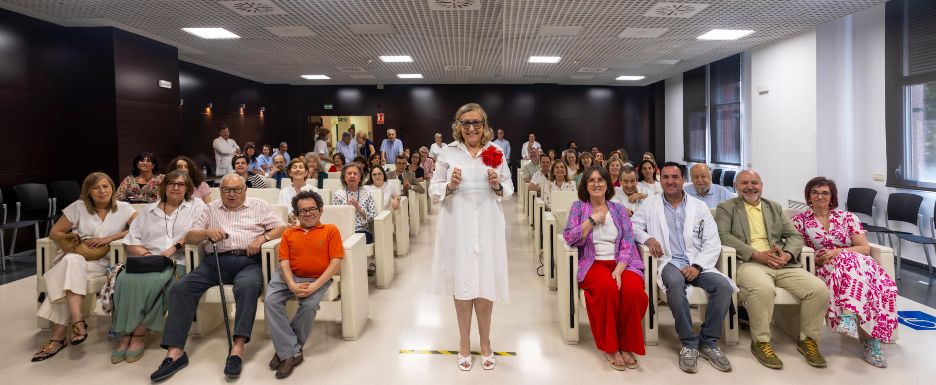 Inmaculada Gómez Pastor posando con su galardón junto a los asistentes al evento.